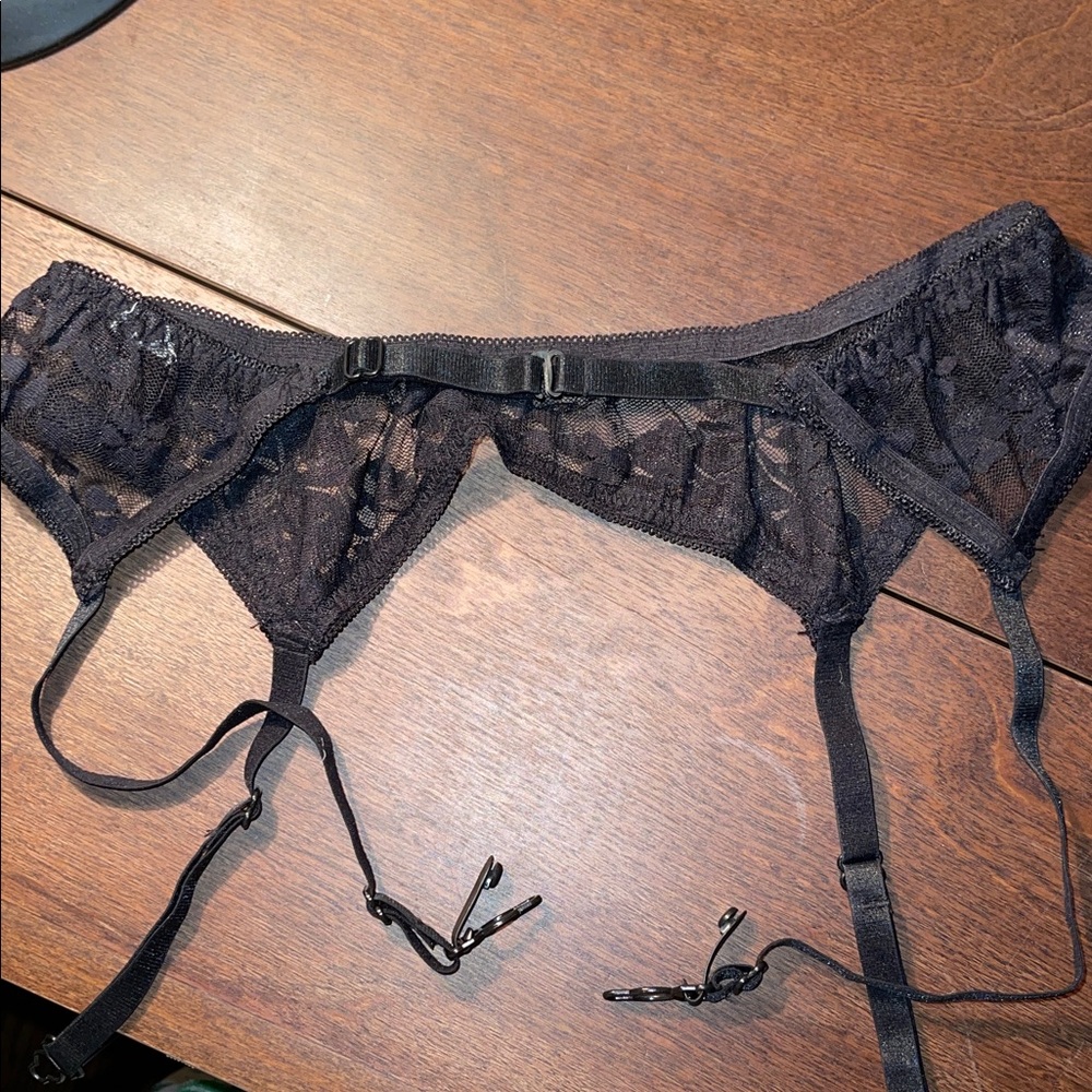 Black Lace Garter Belt - Picture 4 of 5